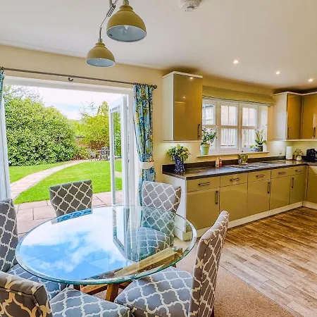 Pretty 4 Bed Detached House 5 Mins M6 And *