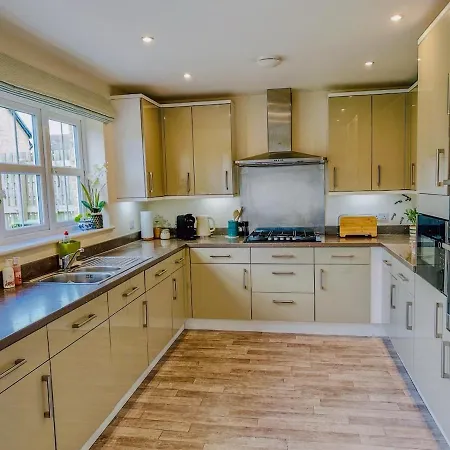Pretty 4 Bed Detached House 5 Mins M6 And Apartment *
