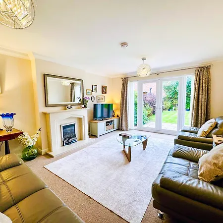 Pretty 4 Bed Detached House 5 Mins M6 And Apartment